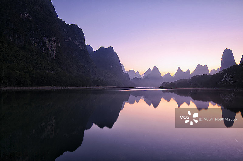 中国桂林山景日出倒影图片素材