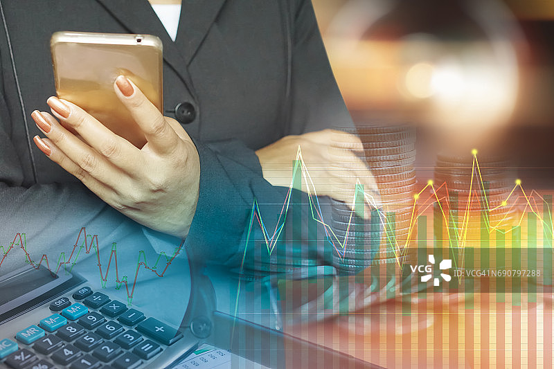 双重曝光：商务女性持智能手机、硬币、计算器和财务图表图片素材