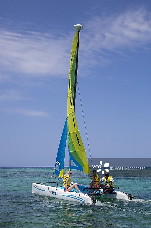 半月度假村的霍比卡特帆船图片素材
