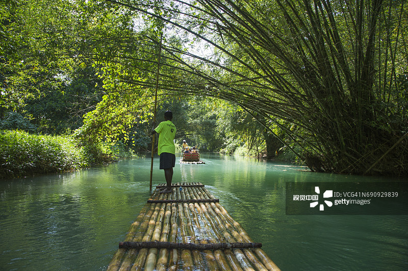 玛莎布雷河上的竹筏游览图片素材