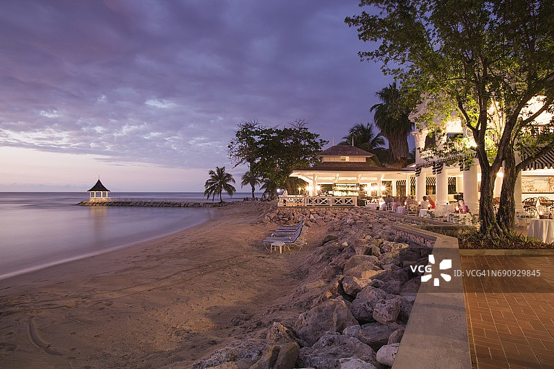 半月度假村的沙滩和雪松酒吧（黄昏）图片素材