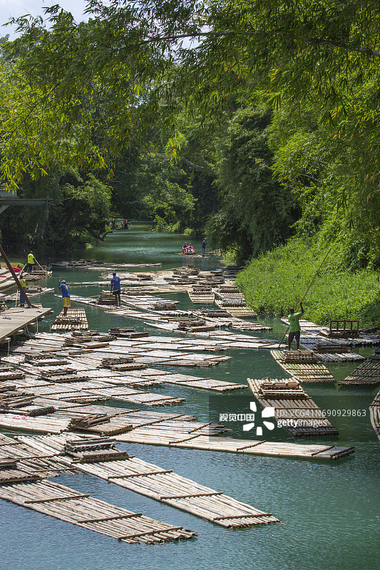 玛莎布雷河上的竹筏游览图片素材