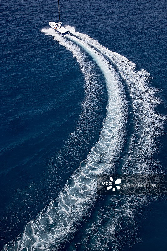 加勒比海降落伞船尾迹的航拍照片图片素材