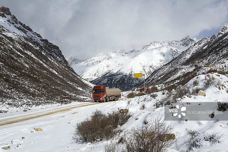 中国德格-甘孜雀儿山图片素材
