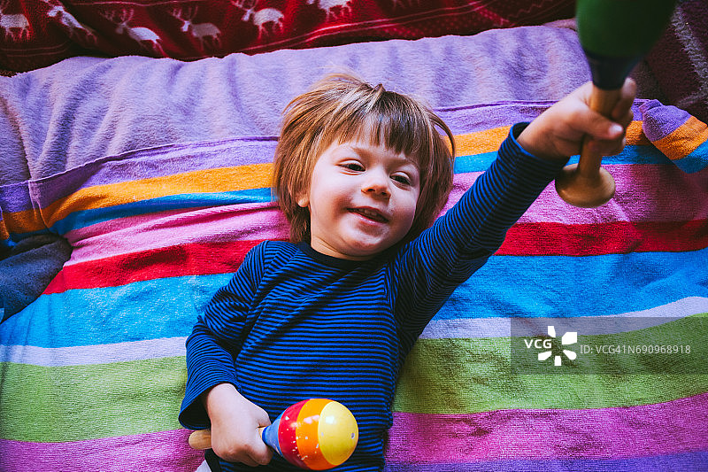 享受床上用品和他的新玩具图片素材