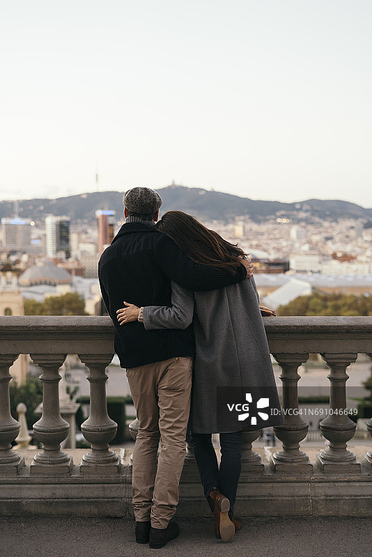 西班牙巴塞罗那情侣手挽手欣赏城市风光图片素材