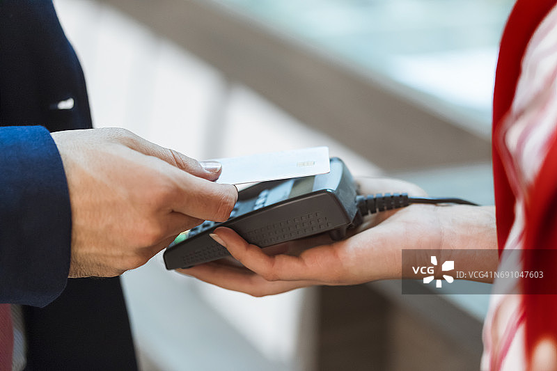 用信用卡进行非接触支付图片素材