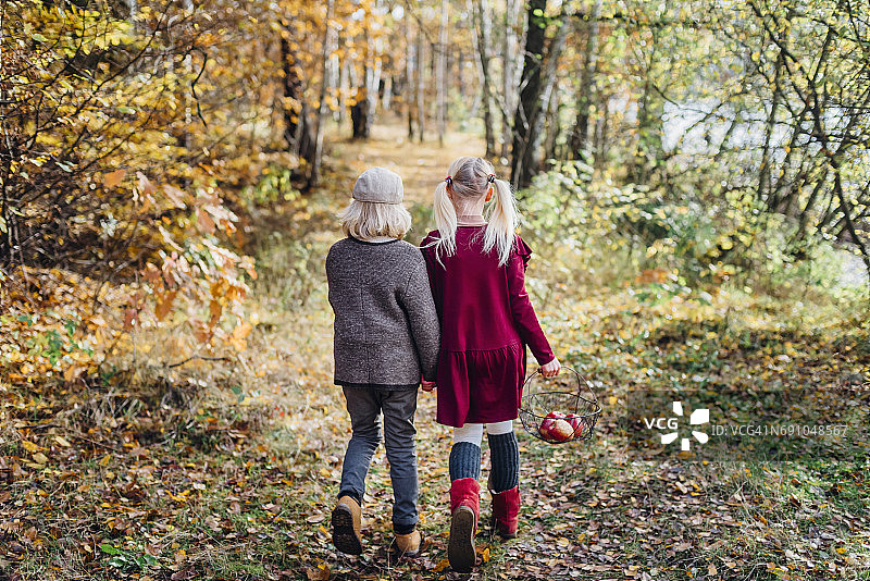 汉赛尔与格莱特，在森林里独自行走图片素材