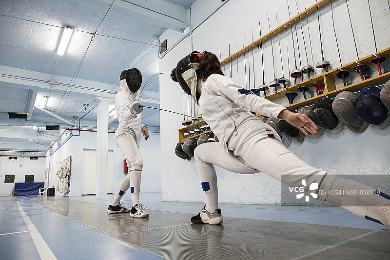 击剑比赛中的女子击剑运动员图片素材