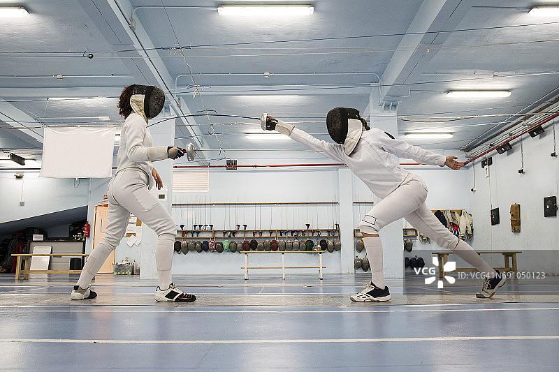 击剑比赛中的女子击剑运动员图片素材