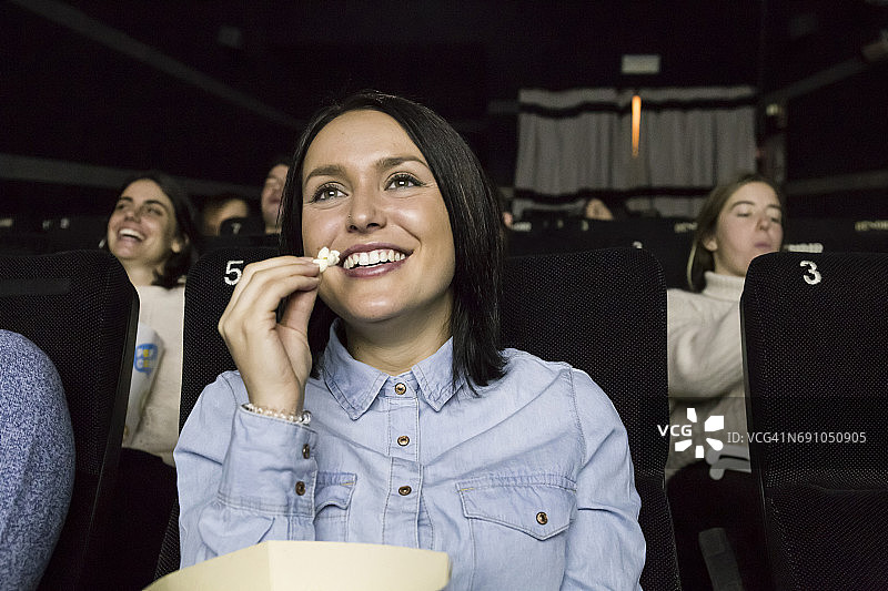 女人在电影院看电影图片素材