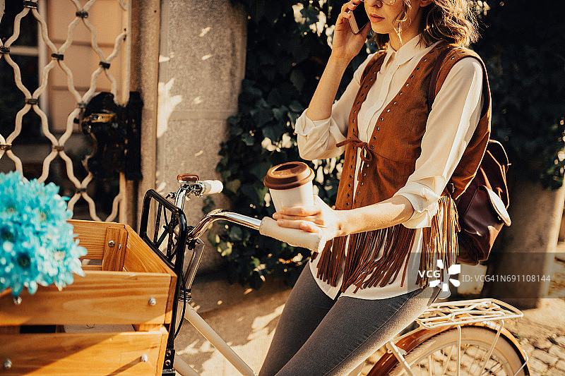 忙碌的清晨：女性处理多项任务图片素材