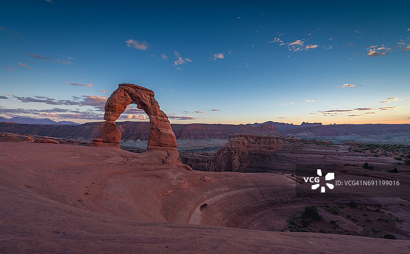 拱门国家公园精致拱门与拉萨尔山脉景色，犹他州图片素材