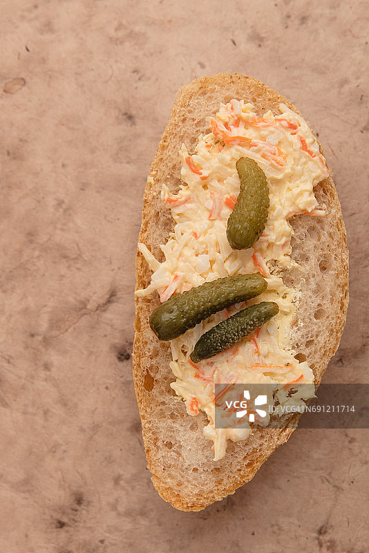 带有调味品的横切小面包图片素材