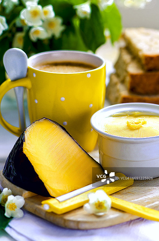 牛奶手工奶酪、黄油、咖啡、面包和山梅花图片素材