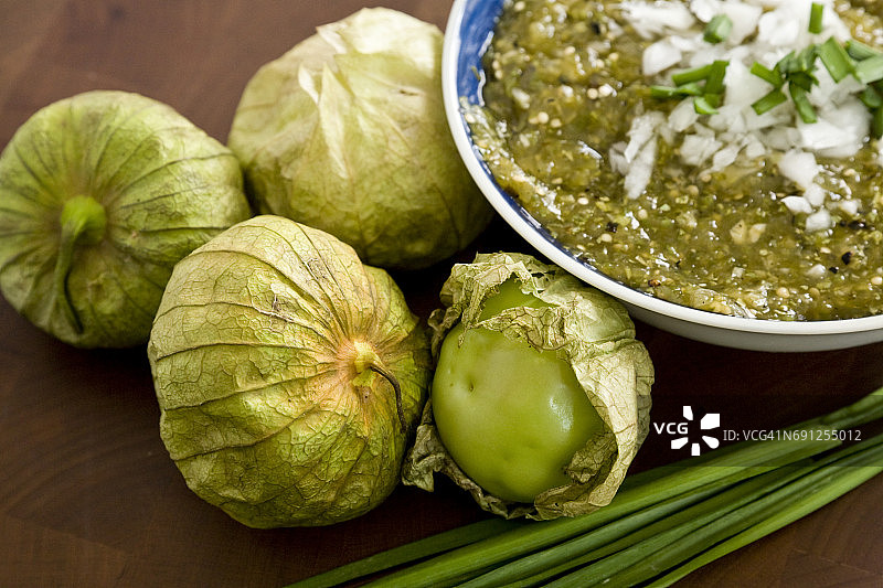 浆果番茄和绿色萨尔萨酱图片素材