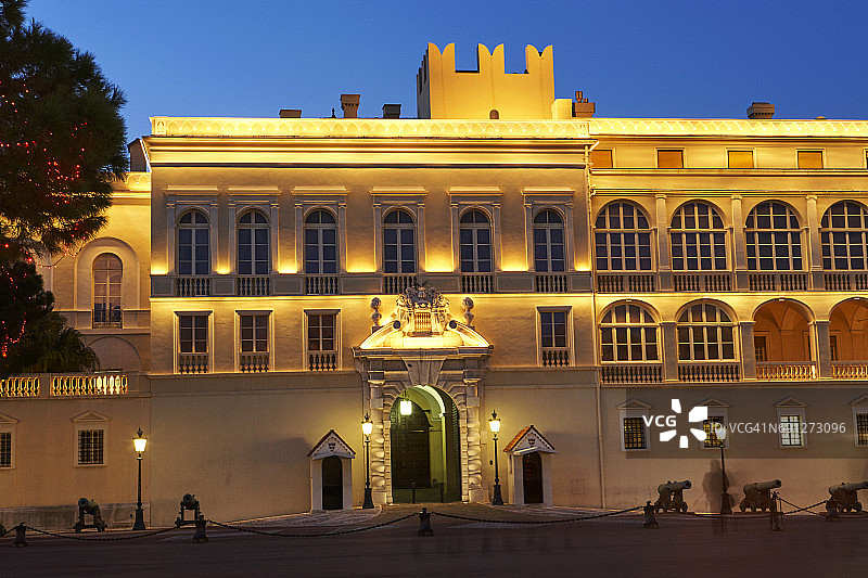 夜晚的摩纳哥亲王宫外墙图片素材