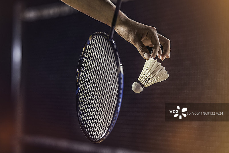 羽毛球发球特写照片图片素材