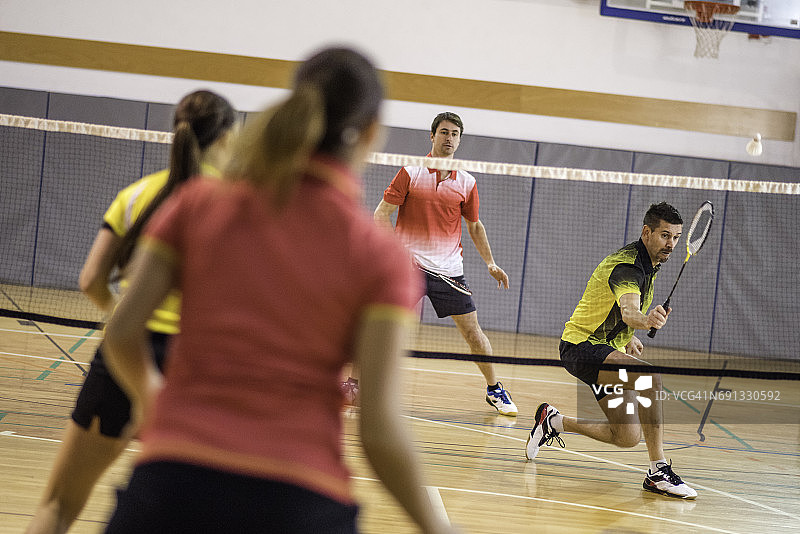两位女性与两位男性进行羽毛球比赛图片素材