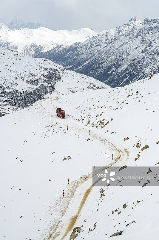 中国德格-甘孜段卓拉山上的糟糕道路图片素材
