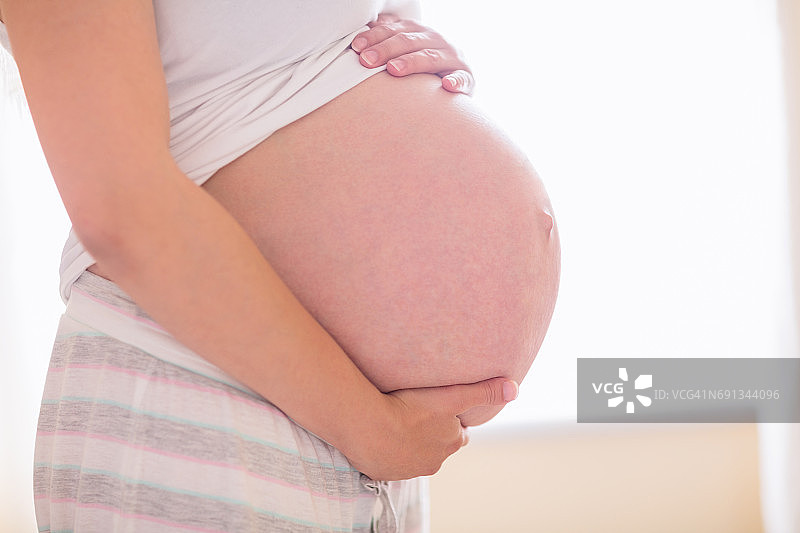 孕妇手扶孕肚图片素材