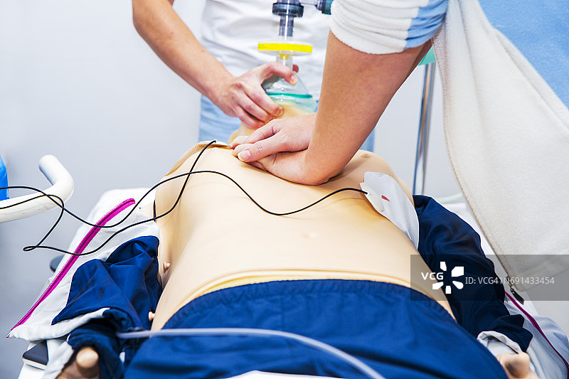 心肺复苏研讨会：心肺复苏模型的机械通气和心脏按摩图片素材