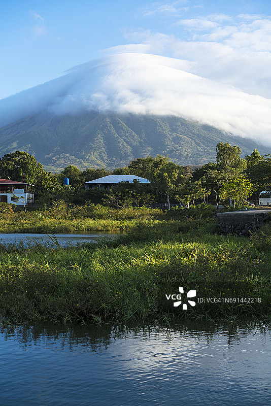 尼加拉瓜尼加拉瓜湖奥梅特佩岛云层中的火山图片素材
