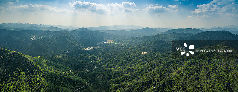 阳光明媚的山景航拍景观图片素材