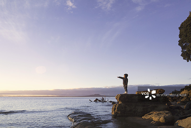 在海滩欣赏日出图片素材