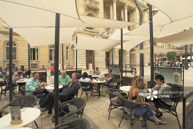 匈牙利布达佩斯大学广场咖啡馆人群图片素材