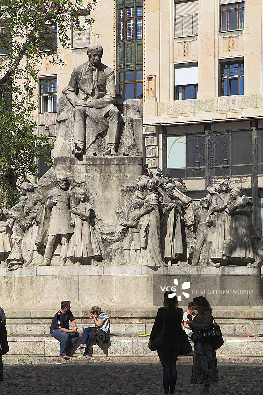 匈牙利布达佩斯诗人米哈伊·沃洛斯马蒂雕像图片素材