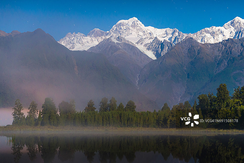 新西兰库克山和马瑟森湖的银河图片素材