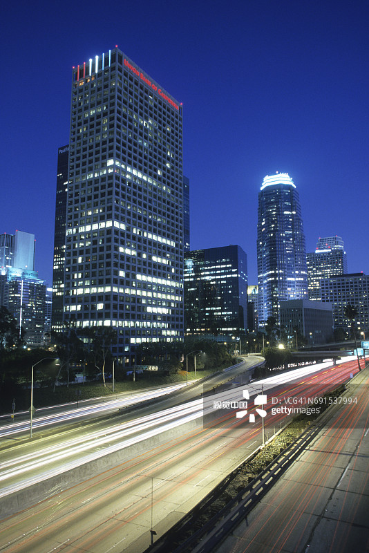 美国加州洛杉矶夜景：港口高速公路与市中心区图片素材