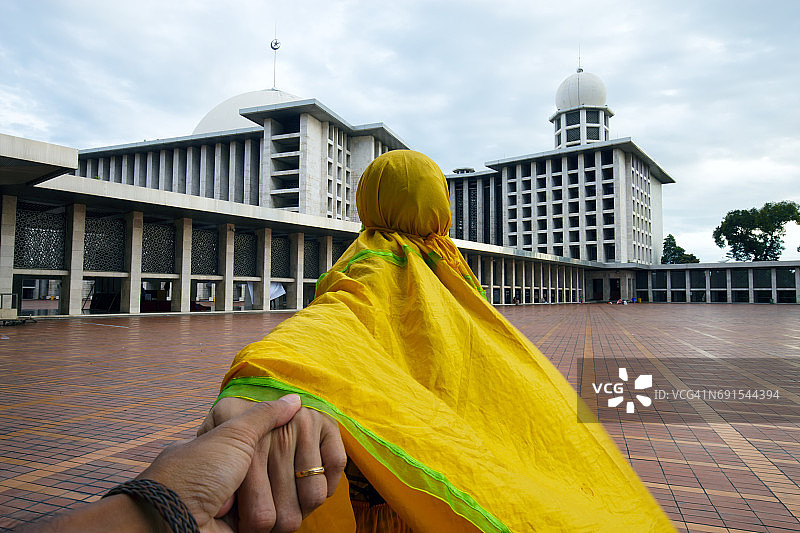 雅加达独立清真寺斋月期间的穆斯林夫妇图片素材