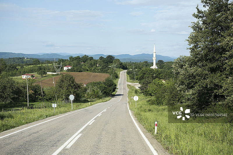 土耳其黑海地区锡诺普附近的乡间道路和清真寺图片素材