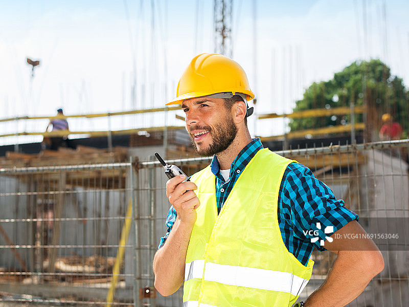 施工工头用对讲机通话图片素材