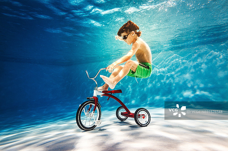 水下骑三轮车图片素材