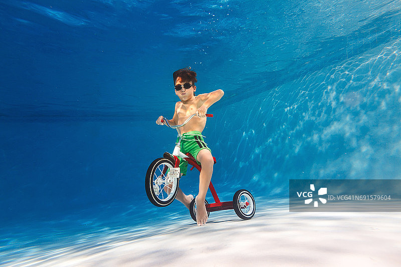 水下骑三轮车图片素材