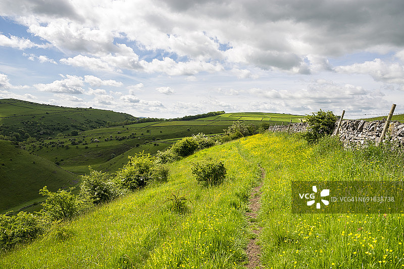 德比郡利顿，Cressbrook Dale上方的行人道，初夏时节图片素材