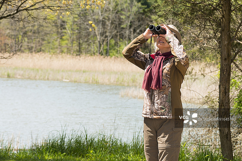 观鸟的女人，积极的老年人图片素材