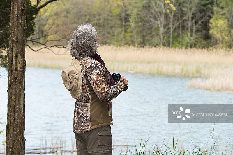观鸟的女人，积极的老年人图片素材