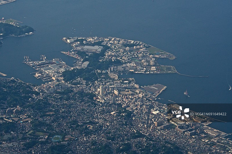 飞机航拍横须贺市日落时分图片素材