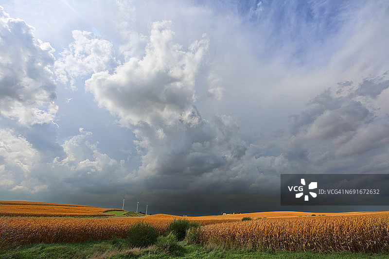 内布拉斯加州的农场和逼近的风暴图片素材