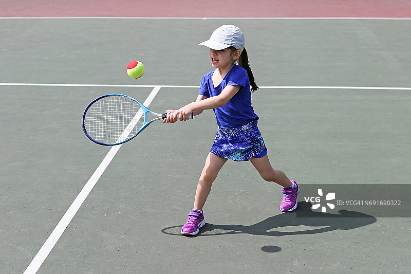 小女孩打网球图片素材