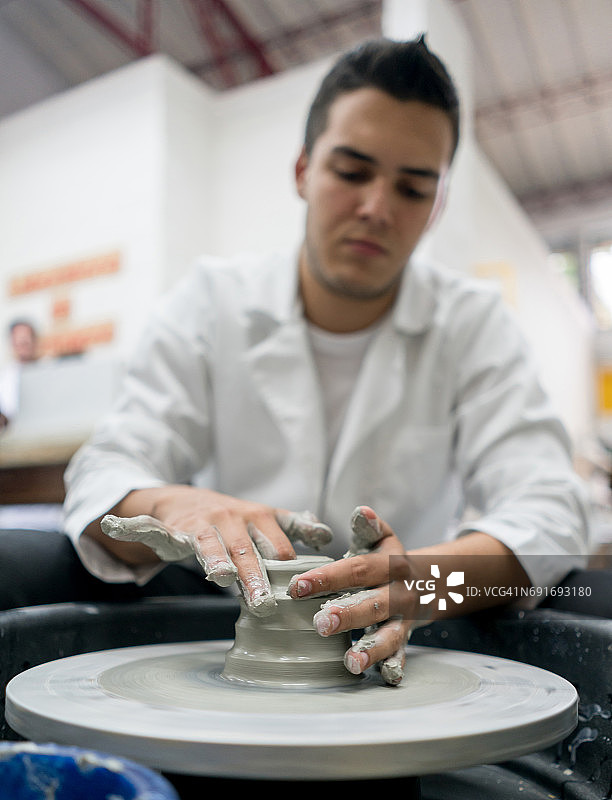 大学生陶艺制作图片素材