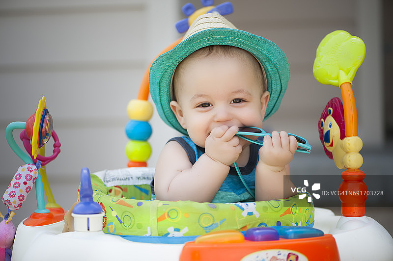 戴着软呢帽的11个月大婴儿户外肖像图片素材
