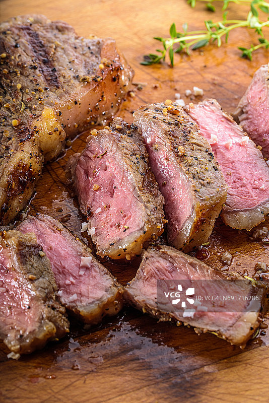 多汁烤牛排切片图片素材