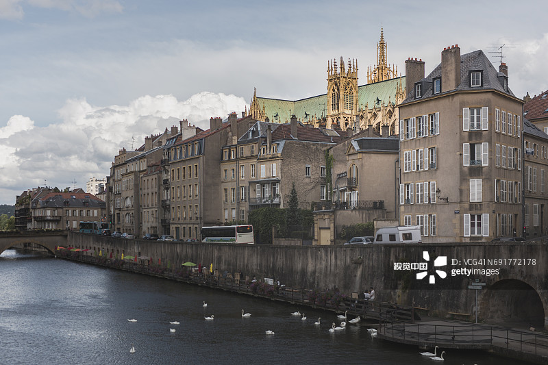 梅斯城市天际线与摩泽尔河上的大教堂图片素材