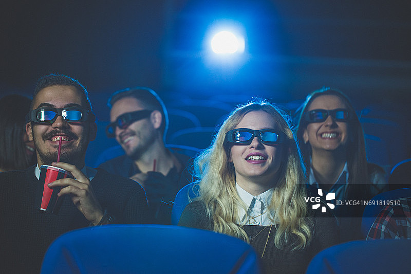 朋友们一起看喜剧电影图片素材