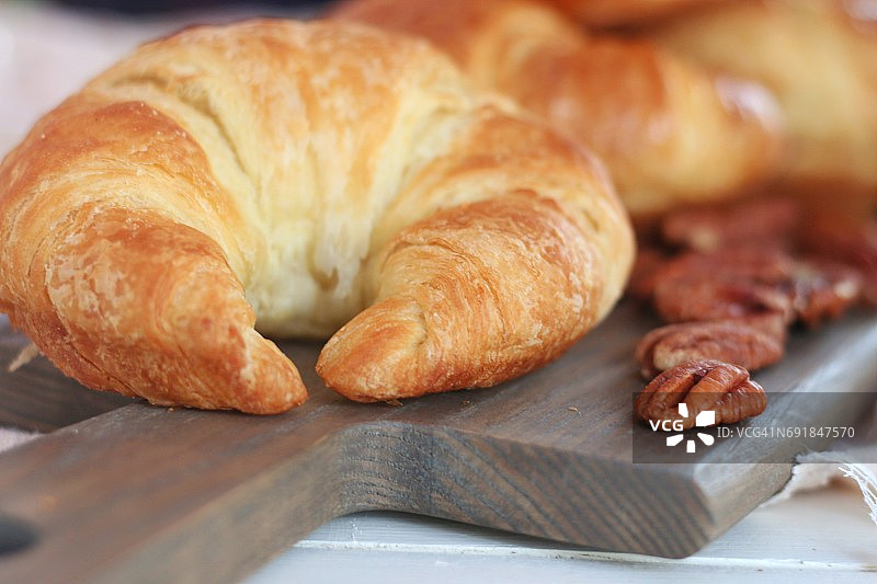 新鲜烘焙的羊角面包图片素材